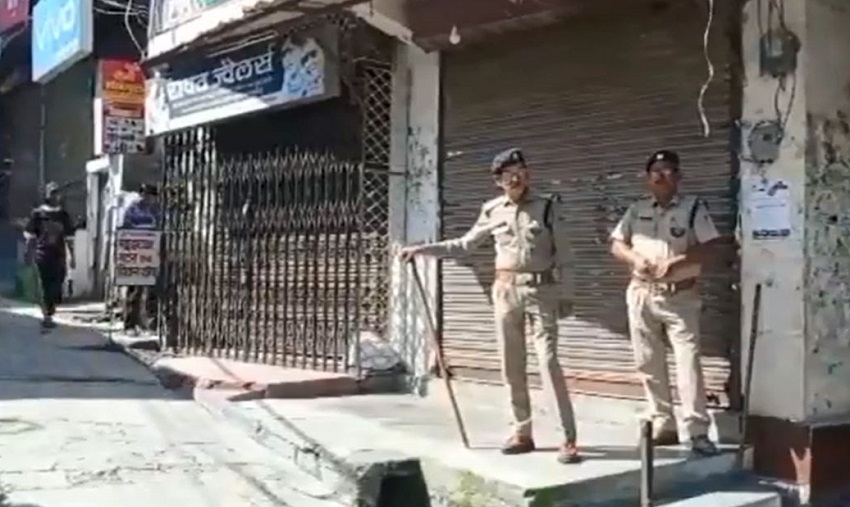 Uttarakhand: उत्तरकाशी में एक समुदाय के दुकानदारों को शहर छोड़ने की धमकी, चिपकाए गए पोस्टर, जानिये पूरा मामला