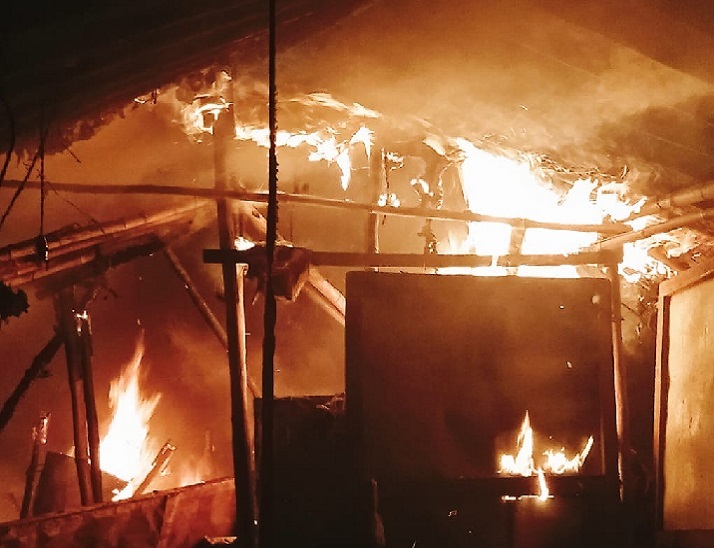 देश में नहीं थम रहीं आग की घटनाएं, बाजार में आग लगने से 55 से अधिक दुकाने जलकर खाक देश में नहीं थम रहीं आग की घटनाएं, बाजार में आग लगने से 55 से अधिक दुकाने जलकर खाक
