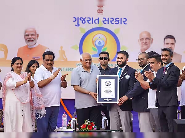 सूरत में 1.53 लाख से अधिक लोगों ने एक साथ योग कर बनाया नया विश्व रिकॉर्ड