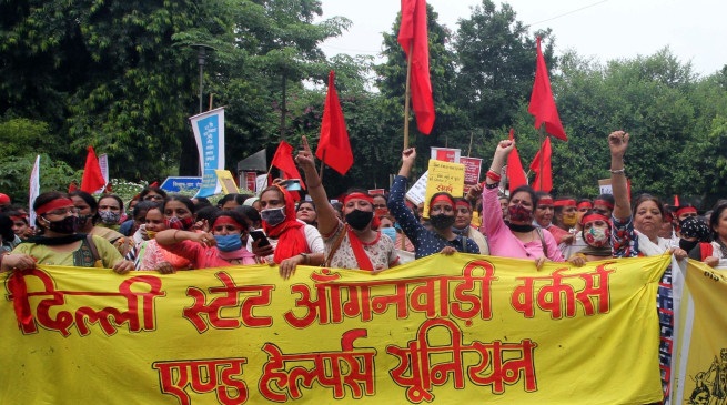 दिल्ली सैकड़ों आंगनवाड़ी कार्यकर्ताओं ने किया किया प्रदर्शन, जानिये क्यों उतरे सड़कों पर