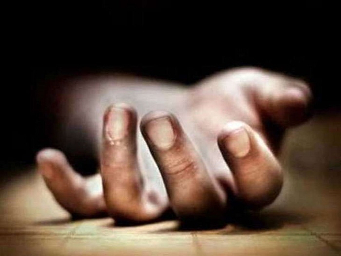 संदिग्ध मौत: दो पंखों से लटके मिले दंपत्ति के शव, दो बच्चों समेत परिवार के चार सदस्य मिले मृत