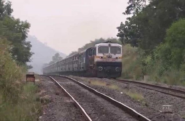 ट्रेन चालक को लगाने पड़े आपातकालीन ब्रेक, रेल पटरी पर थी ये बाधा, जानिये पूरा अपडेट
