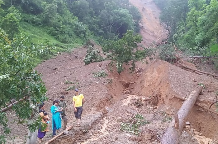 Uttarakhand: बाहरी दुनिया से कटा पिथौरागढ़ के चल गांव का संपर्क, जानिये ये बड़ी वजह