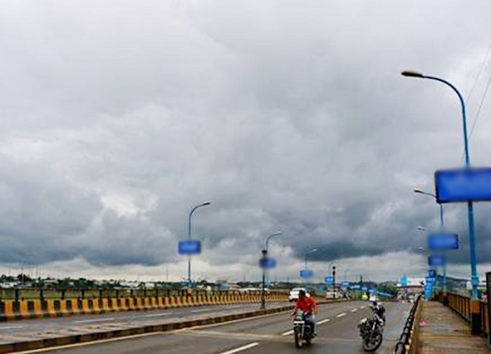Weather Alert: दिल्ली में हल्की बारिश के आसार, जानिये अपने शहर के मौसम का ताजा हाल