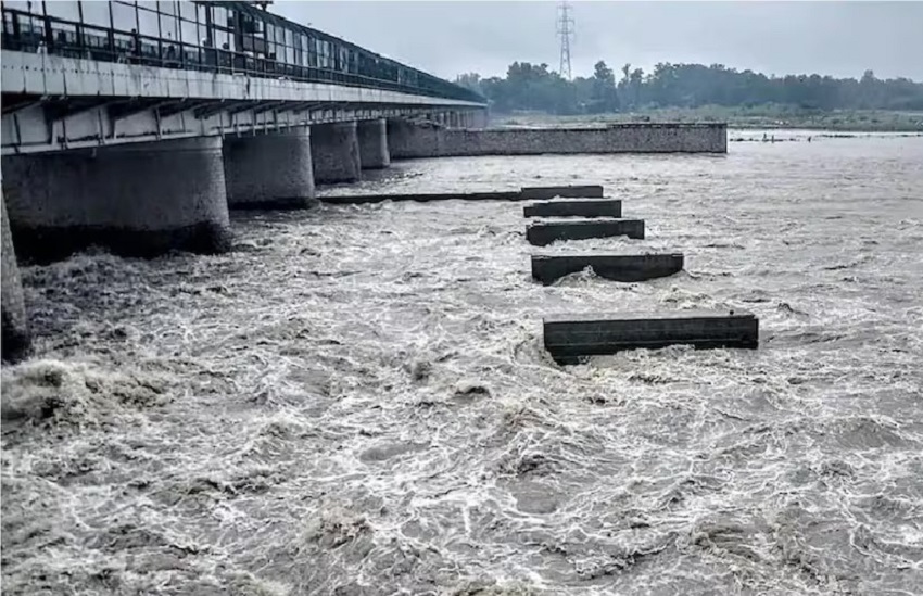 Weather Alert: दिल्ली में बाढ़ का खतरा, लगातार बारिश से यमुना नदी का जलस्तर खतरे के निशान के करीब, जानिये ये बड़े अपडेट