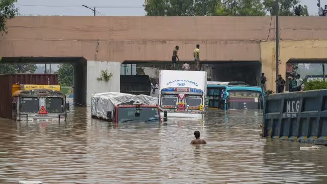 Delhi Flood: पानी-पानी दिल्ली में हो सकता पीने के पानी का संकट, यमुना में बाढ़ से जल शोधन संयंत्र बंद, पढ़ें पूरा अपडेट