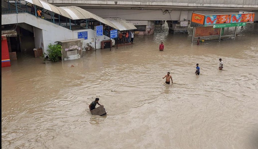 Delhi Flood Update: दिल्ली के कई इलाके अब भी जलमग्न, गिरने लगा यमुना का उफान, संकट जारी, जानिये कब होंगे सामान्य हालात Delhi Flood Update: दिल्ली के कई इलाके अब भी जलमग्न, गिरने लगा यमुना का उफान, संकट जारी, जानिये कब होंगे सामान्य हालात