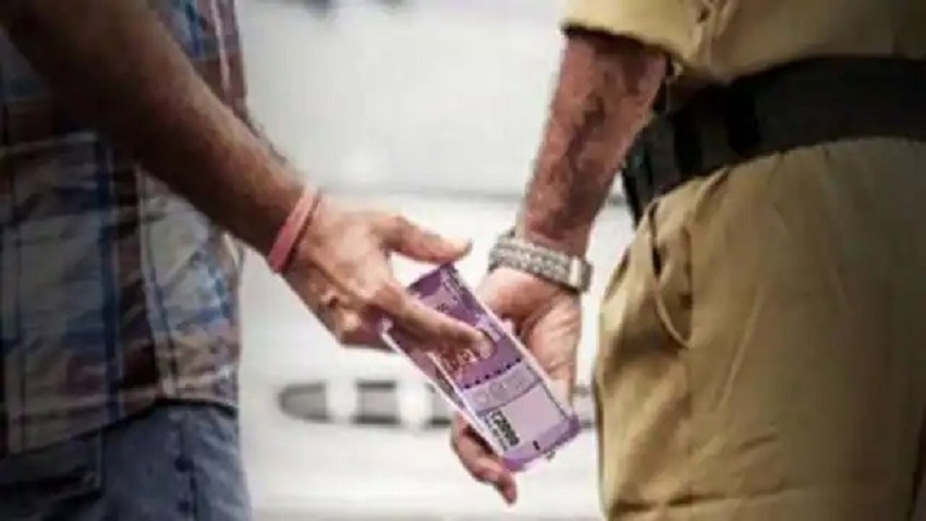 खाकी हुई दागदार, पुलिस इंस्पेक्टर और कांस्टेबल रिश्वत लेते गिरफ्तार, जानिये पूरा भ्रष्टाचार