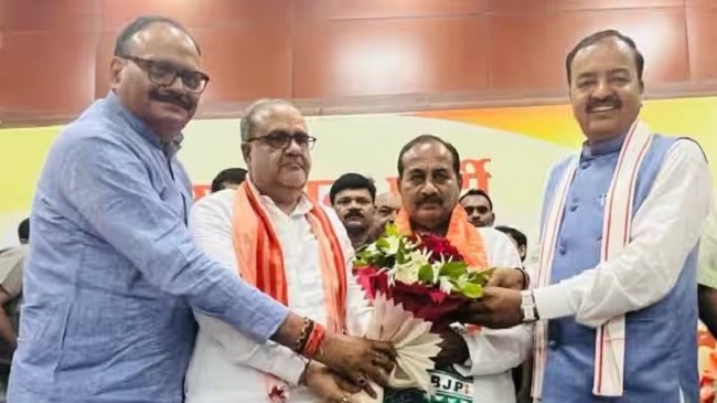 UP Politics: यूपी में अखिलेश को झटका! SP नेता दारा सिंह ने की ‘घर वापसी UP Politics: यूपी में अखिलेश को झटका! SP नेता दारा सिंह ने की ‘घर वापसी