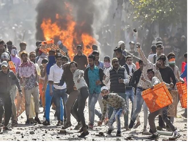 दिल्ली के 2020 के दंगे: अदालत ने तीन लोगों को तोड़फोड़, हमला और आगजनी के आरोपों से बरी किया