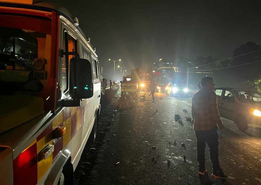 अहमदाबाद में भीषण हादसा, भीड़ में घुसी तेज रफ्तार कार ने मचाया कहर, 9 लोगों की मौत, 13 घायल