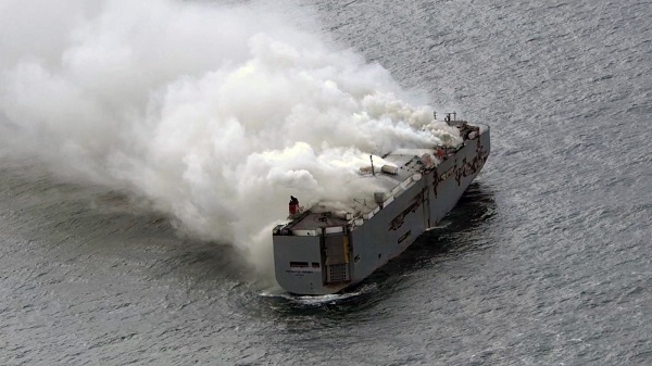 Burning Ship Off Dutch Coast: डच तट के पास जलते जहाज से बचाए गए 20 भारतीय घर लौटे, जानें पूरा अपडेट