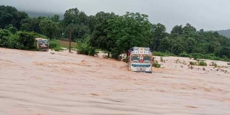 ओडिशा : सड़कें बाढ़ के पानी में डूबने से टैंकरों की आवाजाही रुकी, पेयजल की किल्लत