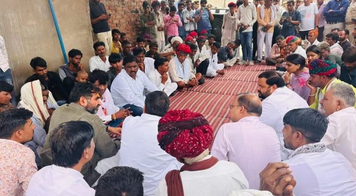 Bhilwara Horror: भीलवाड़ा में नाबालिग से दुष्कर्म व हत्या के मामले में पीड़ित परिवार से मिले दो मंत्री, जानिये पूरा अपडेट Bhilwara Horror: भीलवाड़ा में नाबालिग से दुष्कर्म व हत्या के मामले में पीड़ित परिवार से मिले दो मंत्री, जानिये पूरा अपडेट