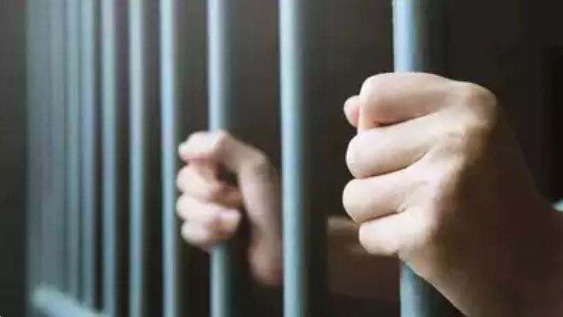 Crime News: किशोरी के सामने आपत्तिजनक हरकत, दोषी को कोर्ट ने सुनाई ये सजा