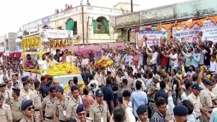 Madhya Pradesh: नीमच में CM शिवराज की आंखों के सामने गिरा स्वागत मंच, कई लोग घायल, जानिये पूरा मामला