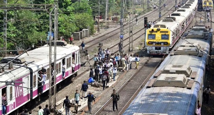 मुंबई में उपनगरीय रेल सेवाएं हुई बाधित, जानिये क्या रही वजह मुंबई में उपनगरीय रेल सेवाएं हुई बाधित, जानिये क्या रही वजह