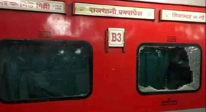 गौतमबुद्ध नगर जिले के दादरी थाना क्षेत्र में राजधानी एक्सप्रेस पर युवकों ने पथराव किया