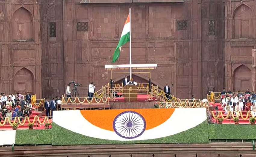 PM Modi Hoists Tricolour at Red Fort: पीएम मोदी ने लगातार 10वीं बार लाल किले की प्राचीर पर फहराया तिरंगा, जानिये इस बार की खास बातें