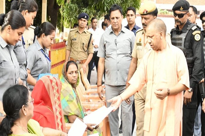 Uttar Pradesh: सीएम योगी ने सुनी फरियाद ,जरूरतमंदों को पक्के आवास की सुविधा उपलब्ध कराएं Uttar Pradesh: सीएम योगी ने सुनी फरियाद ,जरूरतमंदों को पक्के आवास की सुविधा उपलब्ध कराएं