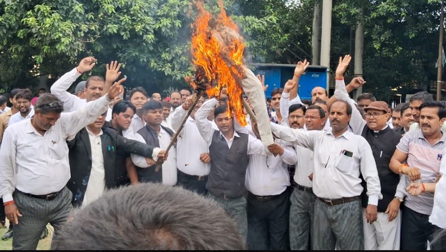 यूपी की बड़ी खबर: वकीलों की हड़ताल खत्म, इलाहाबाद हाईकोर्ट ने बार काउंसिल की शिकायत पर विशेष समिति गठित करने का दिया आदेश