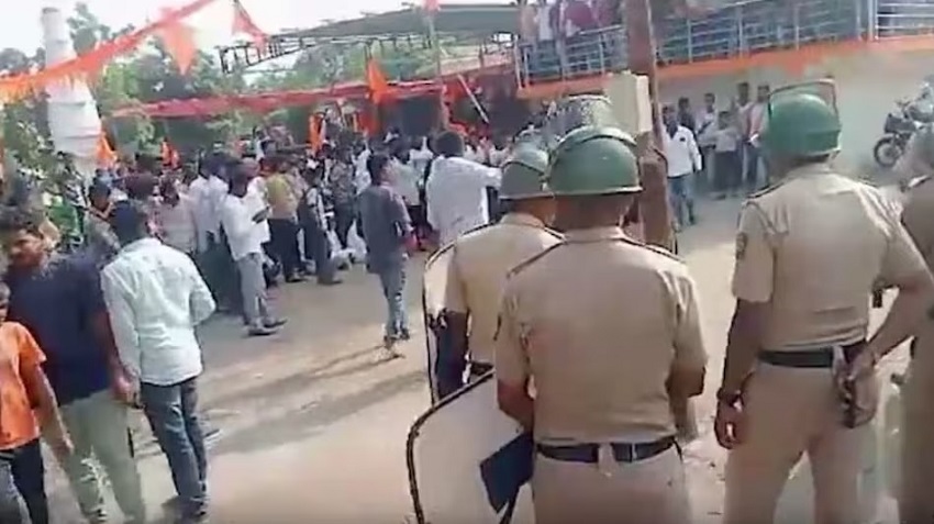 चार महिलाओं ने खुद को जमीन में आधा दफन किया, जानिये महाराष्ट्र में क्यों हुआ ऐसा विरोध-प्रदर्शन चार महिलाओं ने खुद को जमीन में आधा दफन किया, जानिये महाराष्ट्र में क्यों हुआ ऐसा विरोध-प्रदर्शन