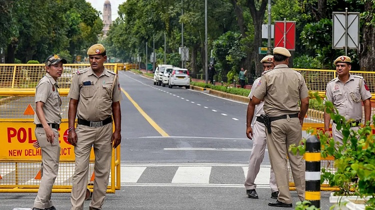 दिल्ली में जी20: नोएडा में पुलिस ने भीड़भाड़ वाले स्थानों का निरीक्षण किया दिल्ली में जी20: नोएडा में पुलिस ने भीड़भाड़ वाले स्थानों का निरीक्षण किया