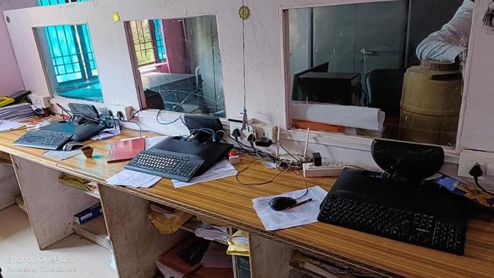 बेसिक शिक्षा विभाग के आउट सोर्सिंग वेलफेयर एसोसिएशन के कर्मचारियों ने की हड़ताल