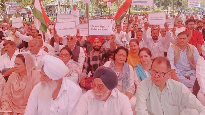 Jammu & Kashmir: भाजपा के खिलाफ विपक्ष ने दिया धरना, प्रदेश में बहाल हो लोकतांत्रिक अधिकार