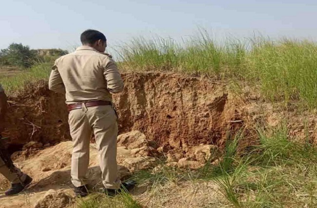 Kaushambi: मिट्टी निकालते समय भरभराकर ढह गया टीला, दबने से दादी की मौत, पोती घायल
