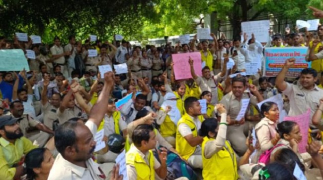4 महीने से सैलरी ना मिलने से नाराज डीटीसी बस मार्शलों का आईएसबीटी कश्मीरी गेट पर की सड़क जाम