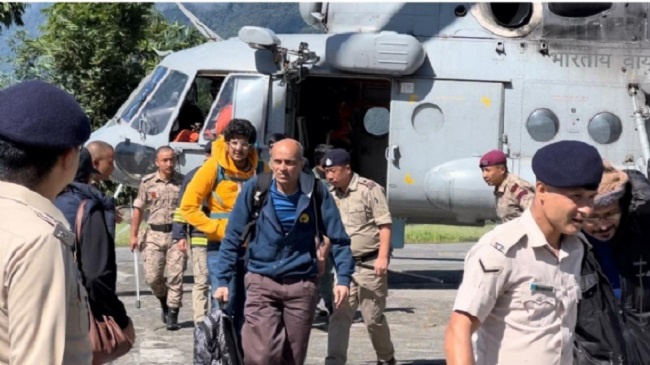 Sikkim Flood: सिक्किम के उत्तरी क्षेत्र में सेना ने तेज किया बचाव कार्य, फंसे पर्यटकों को हेलीकॉप्टरों से निकाला Sikkim Flood: सिक्किम के उत्तरी क्षेत्र में सेना ने तेज किया बचाव कार्य, फंसे पर्यटकों को हेलीकॉप्टरों से निकाला