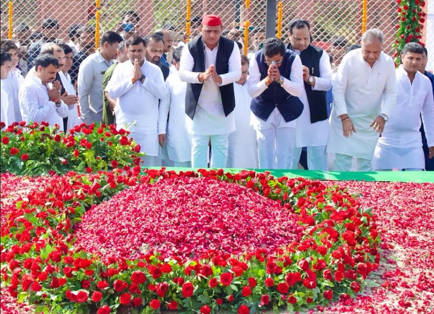 सपा संस्थापक मुलायम सिंह यादव की प्रथम पुण्यतिथि आज, अखिलेश यादव ने समाधि स्थल जाकर अर्पित किये श्रद्धासुमन, कई नेताओं ने किया नेताजी को याद