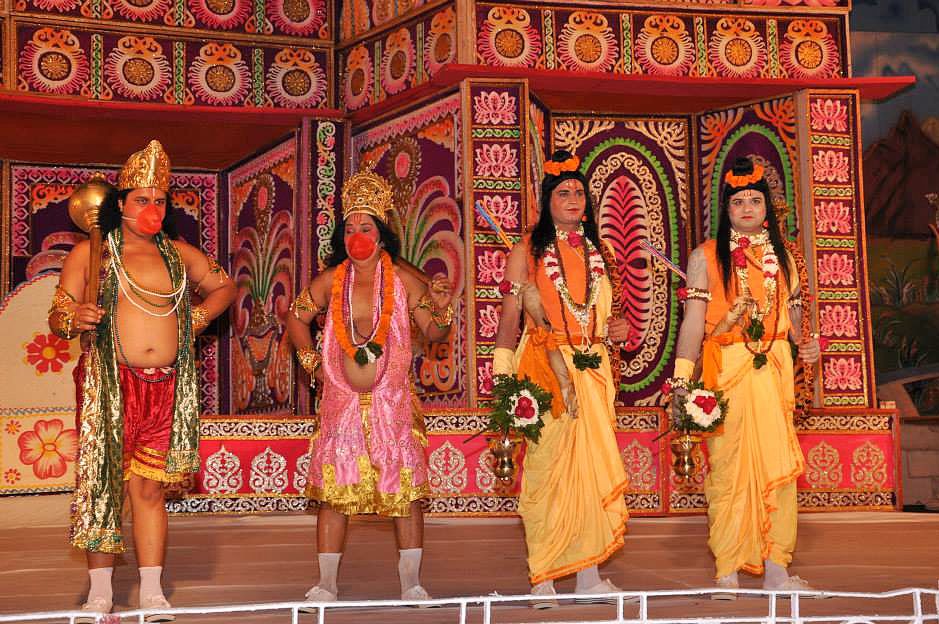 दिल्ली : रामलीला के दौरान दर्शकों पर मंच की लाइट गिरी, तीन घायल