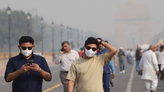 Delhi Air Pollution: दिल्ली के लोगों में सांसों पर संकट बरकरार, वायु प्रदूषण और गंभीर श्रेणी में