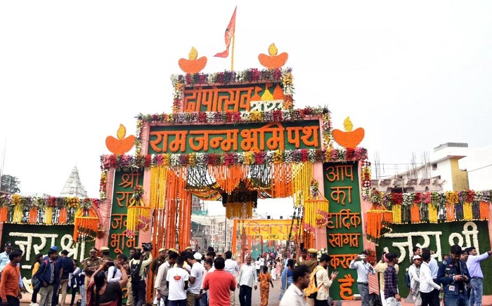 Diwali Celebrations: दिवाली की पूर्व संध्या पर जगमग हुई रामनगरी, भव्य शोभायात्राएं मोह रही मन