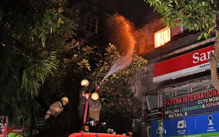 Kolkata: कोलकाता के चांदनी चौक में बहु मंजिला इमारत में लगी आग, 4 फ़ायर टैंडर मोके पर