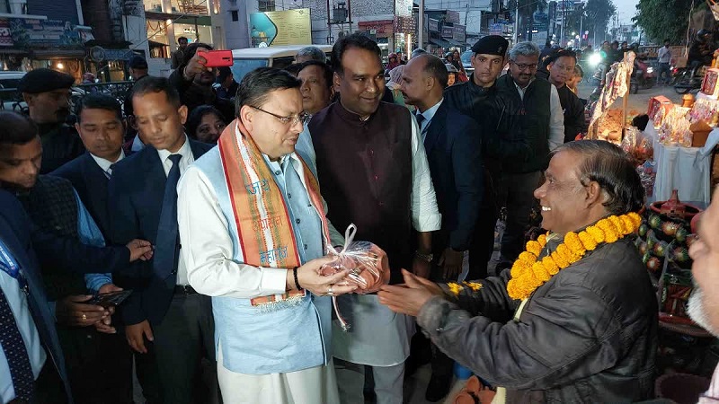 मुख्यमंत्री धामी ने दिवाली के लिए कुम्हार मंडी से मिट्टी के दीये खरीदे, लोगों से स्थानीय उत्पाद खरीदने की अपील की