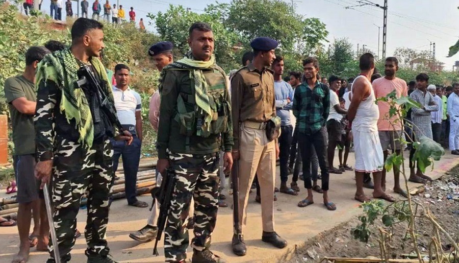 Crime in Bihar: लखीसराय में छठ पूजा पर बड़ी वारदात, एक परिवार पर अंधाधुंध फायरिंग, 2 लोगों मौत, 4 घायल Crime in Bihar: लखीसराय में छठ पूजा पर बड़ी वारदात, एक परिवार पर अंधाधुंध फायरिंग, 2 लोगों मौत, 4 घायल