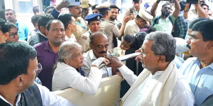 सिद्धरमैया ने ‘जनता दर्शन’ में लोगों की समस्याएं सुनीं, भाजपा ने ‘छलावा’ बताया सिद्धरमैया ने ‘जनता दर्शन’ में लोगों की समस्याएं सुनीं, भाजपा ने ‘छलावा’ बताया