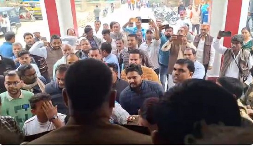 Uttar Pradesh: बलिया में रिश्वतखोरी में गिरफ्तार लेखपाल समेत दो लोगों को छुड़ाने की कोशिश, कोतवाली में धरना-प्रदर्शन