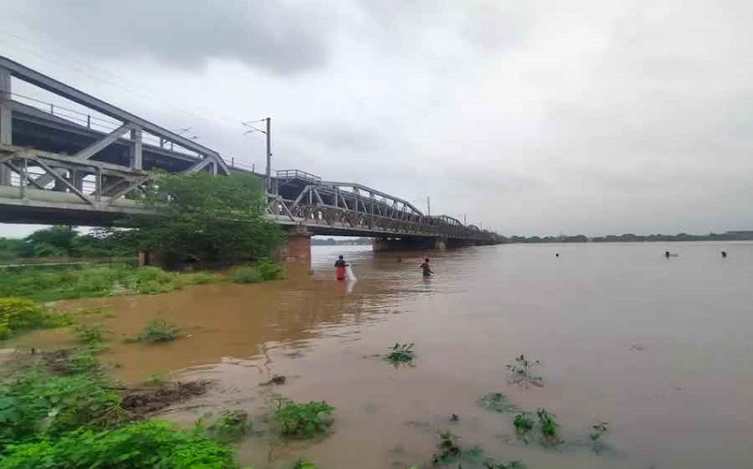 Shortage of Water in UP: प्रयागराज में यमुना और गंगा में पानी की कमी, NGT ने जारी किया नोटिस, जानिये पूरा अपडेट