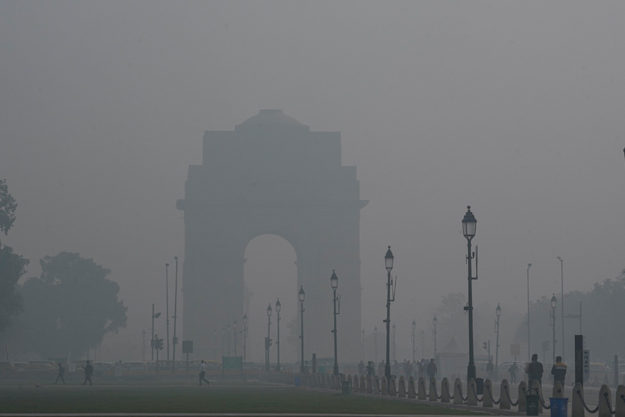 Delhi: दिल्ली में सुबह ठंड रही, वायु गुणवत्ता खराब श्रेणी में Delhi: दिल्ली में सुबह ठंड रही, वायु गुणवत्ता खराब श्रेणी में
