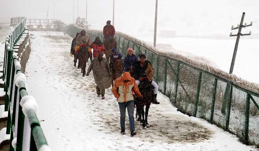 Cold Wave In Kashmir: तापमान बढ़ा लेकिन न्यूनतम तापमान अब भी शून्य से नीचे Cold Wave In Kashmir: तापमान बढ़ा लेकिन न्यूनतम तापमान अब भी शून्य से नीचे