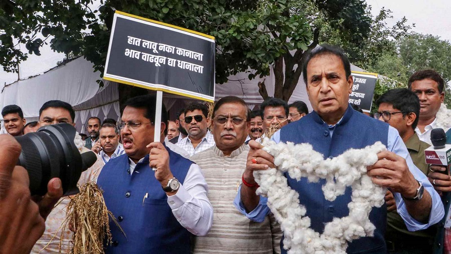 Protest In Maharashtra: विपक्ष ने स्वास्थ्य सेवाओं की ‘‘खराब’’ स्थिति को लेकर सरकार के खिलाफ प्रदर्शन किया