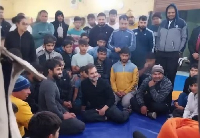 पहलवानों से बातचीत में राहुल गांधी ने पुरस्कार लौटाने वाले खिलाड़ियों के मुद्दों पर चर्चा की पहलवानों से बातचीत में राहुल गांधी ने पुरस्कार लौटाने वाले खिलाड़ियों के मुद्दों पर चर्चा की