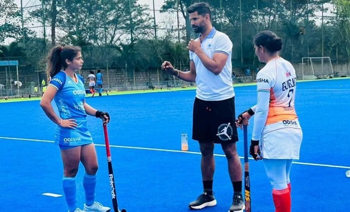 पेनल्टी कॉर्नर के लिए रूपिंदर पाल सिंह के साथ काम कर रही भारतीय महिला हॉकी टीम