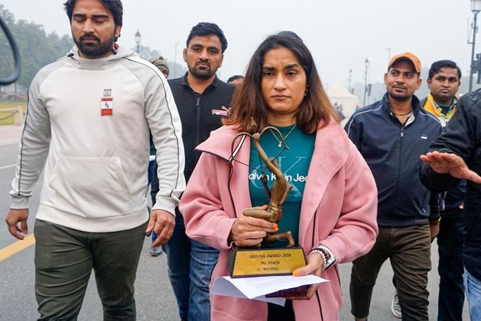 विनेश ने खेल रत्न और अर्जुन पुरस्कार लौटाये, इन्हें कर्तव्य पथ पर छोड़ा विनेश ने खेल रत्न और अर्जुन पुरस्कार लौटाये, इन्हें कर्तव्य पथ पर छोड़ा