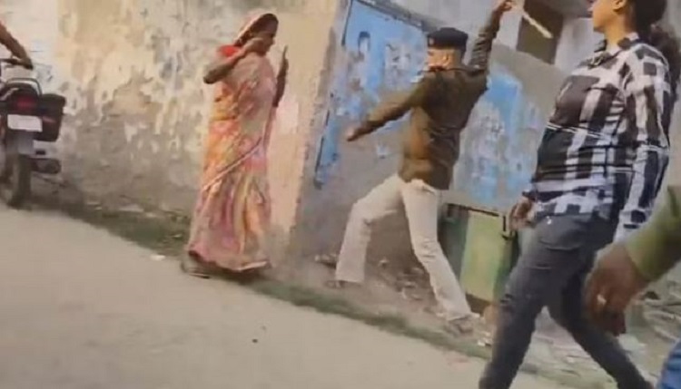 Bihar Police: बिहार पुलिस का बेरहम चेहरा आया सामने,थानेदार ने एक बेकसूर महिला पर जमकर बरसाई लाठियां