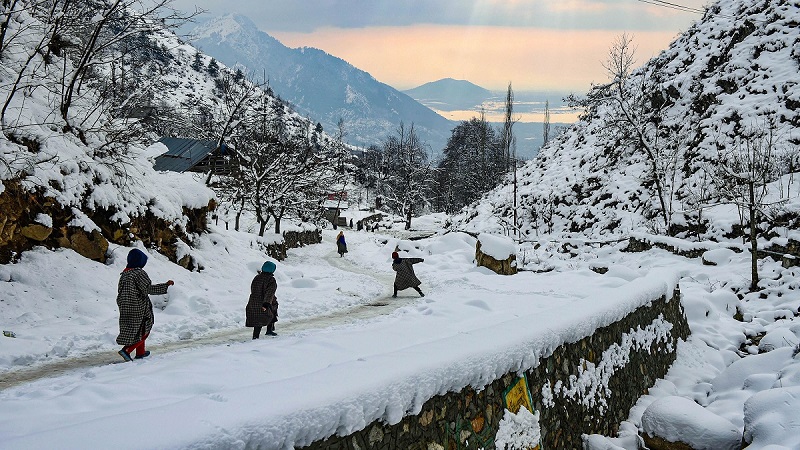 Cold Wave In Kashmir: कश्मीर में शीत लहर का प्रकोप जारी
